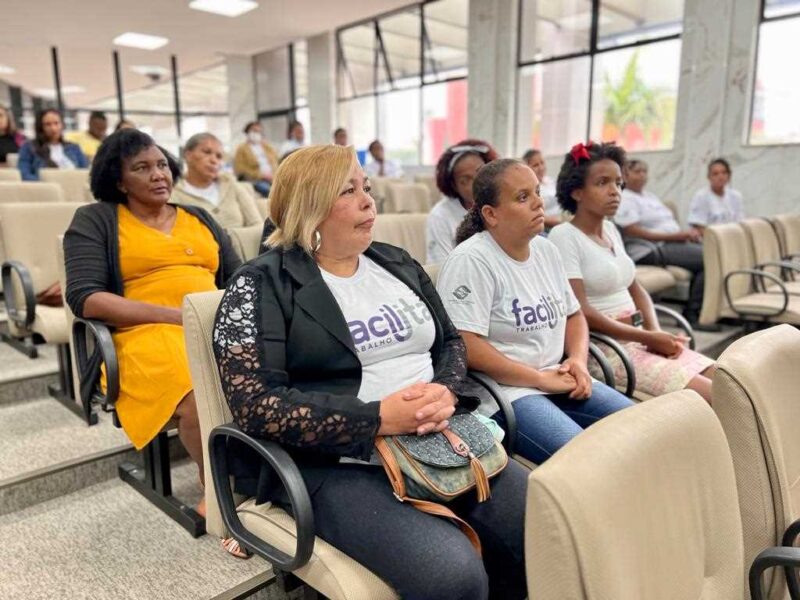Facilita Trabalho acolhe mulheres e trilha jornada de desenvolvimento pessoal e profissional
