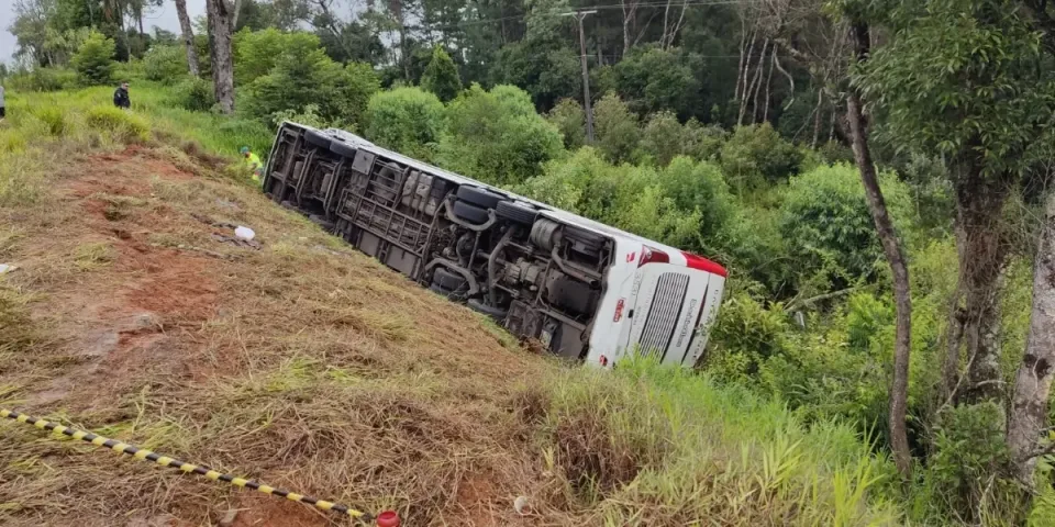 Acidente de ônibus no Paraná deixa ao menos sete mortos