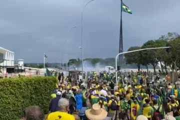 Urgente: manifestantes invadem Congresso, Planalto e STF