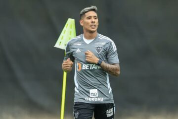 Zaracho rompe ligamentos, sofre fratura no tornozelo e vira desfalque no Atlético