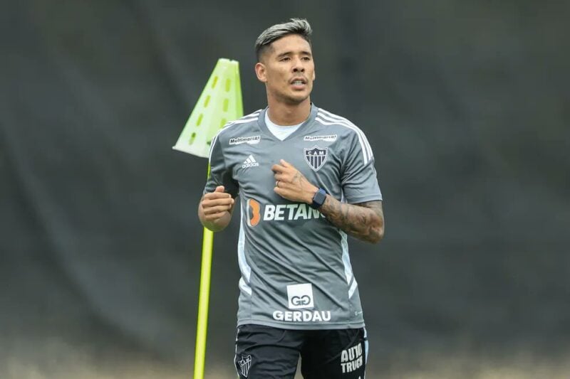 Zaracho rompe ligamentos, sofre fratura no tornozelo e vira desfalque no Atlético