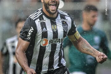 Hulk faz dois de pênalti e Atlético-MG vence a Caldense na estreia no Mineiro