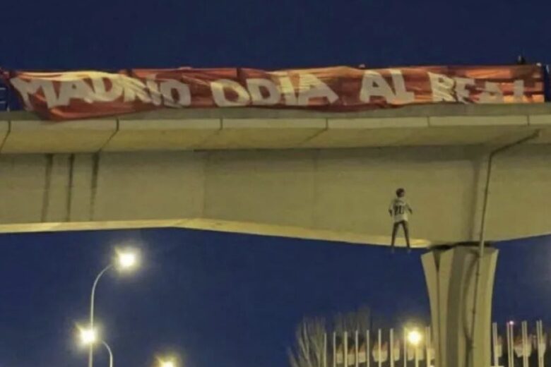 Boneco com camisa de Vini Jr. surge enforcado em ponte de Madrid antes de clássico