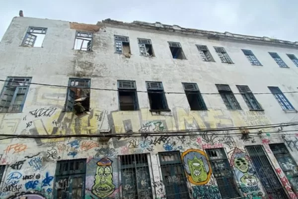 Desabamento parcial de prédio deixa um ferido na Lapa