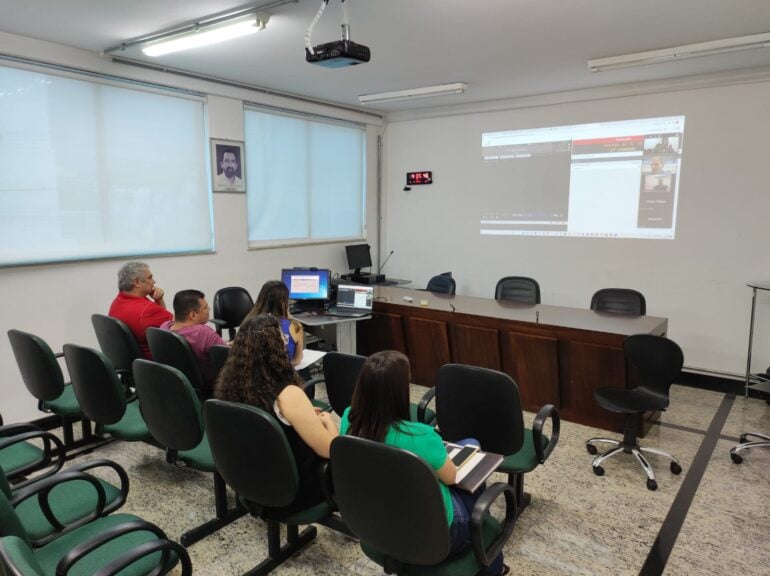 Presidente e servidores da Câmara de Monlevade buscam conhecimento sobre Painel Eletrônico