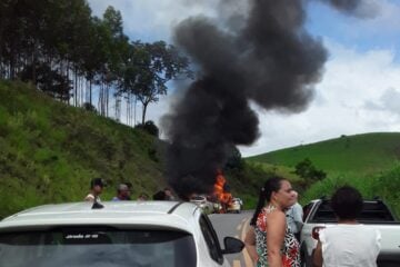 Colisão frontal deixa dois veículos carbonizados na MG-123