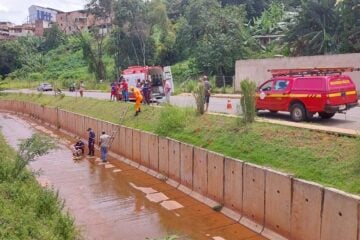 Motociclista fica ferido ao ser arremessado dentro de canal