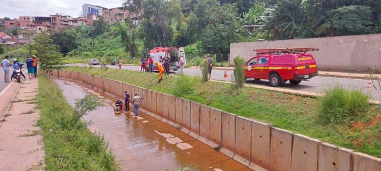 Motociclista fica ferido ao ser arremessado dentro de canal