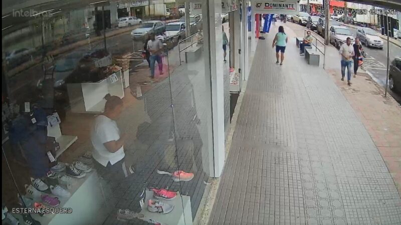 Câmera de vigilância flagra momento em que idosa é roubada no Centro de Itabira