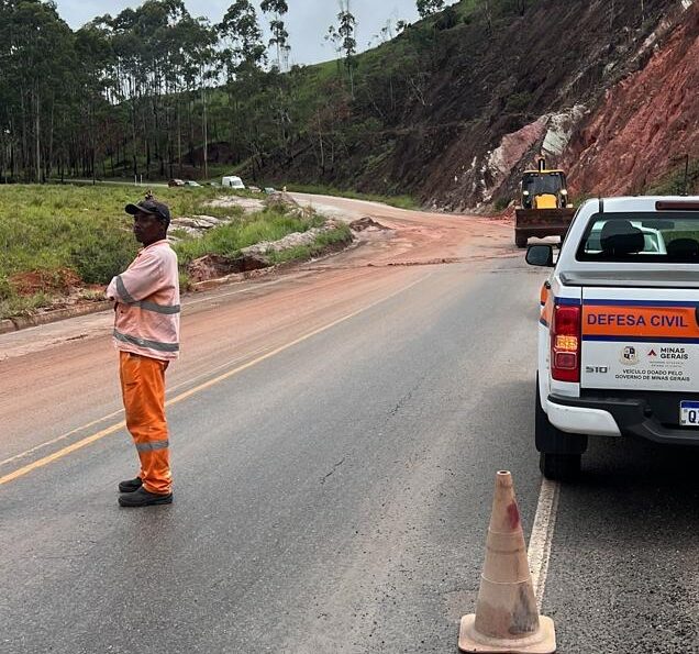 Após enxurrada de lama, MG-129 é vistoriada pelo DER-MG; trânsito funciona no sistema "pare e siga"