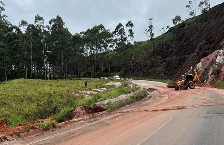 Após enxurrada de lama, MG-129 é vistoriada pelo DER-MG; trânsito funciona no sistema "pare e siga"