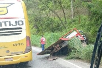 Acidente entre caminhão e veículos de passeio deixa 6 feridos em João Monlevade