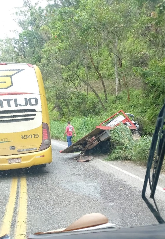 Acidente entre caminhão e veículos de passeio deixa 6 feridos em João Monlevade