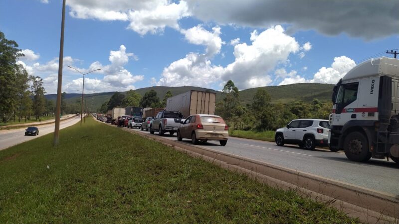 Motorista morre ao ter o carro destruído por carreta na BR-040