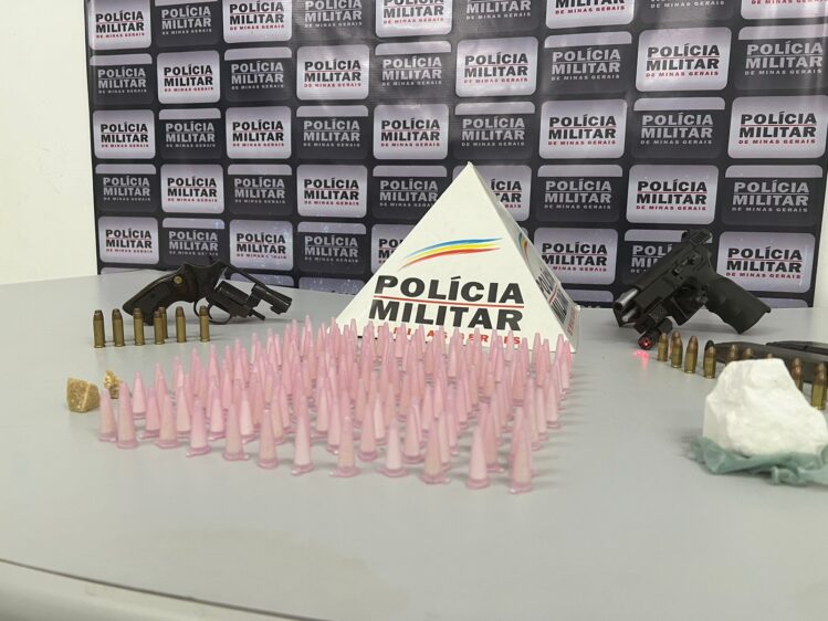 PM apreende revólver, pistola e drogas no Santa Marta