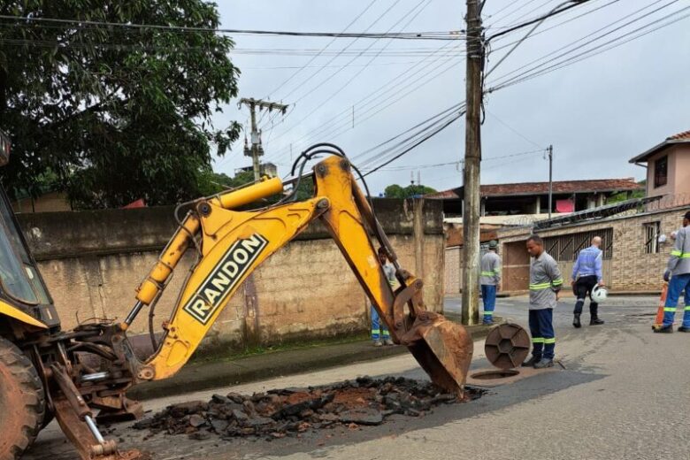 Itabira: manutenção na rede de esgoto interdita rua Maria Gomes, no bairro Água Fresca