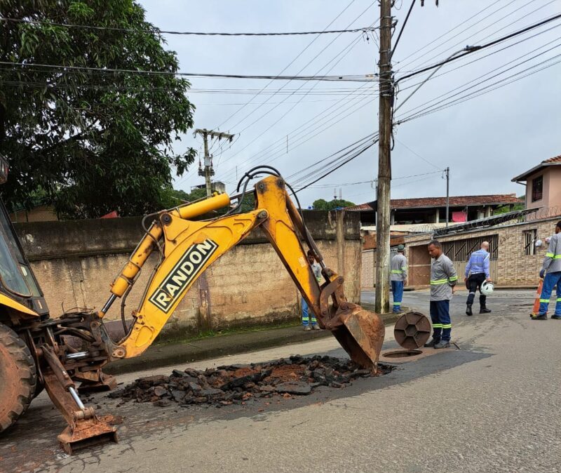 Itabira: manutenção na rede de esgoto interdita rua Maria Gomes, no bairro Água Fresca