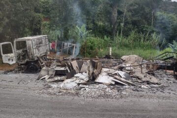Caminhão pega fogo e interdita estrada de Nova Era