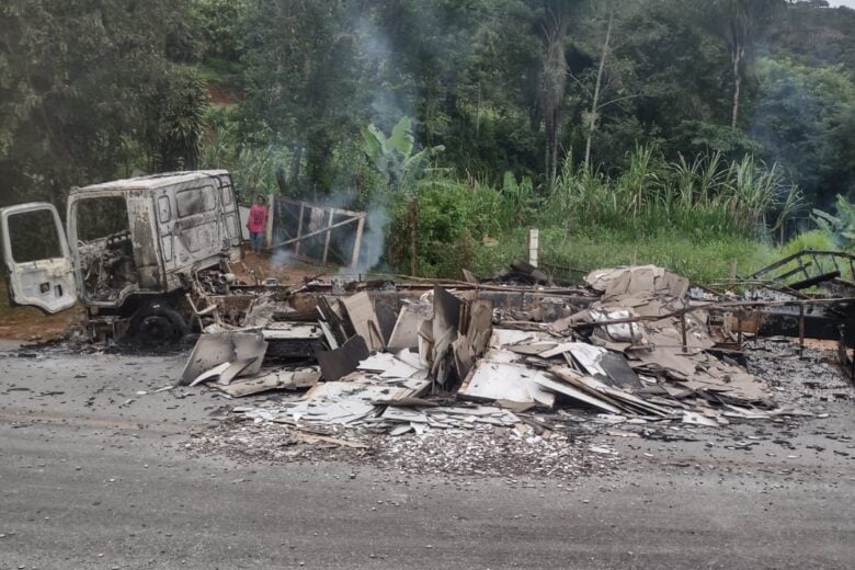 Caminhão pega fogo e interdita estrada de Nova Era