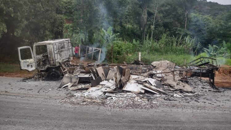 Caminhão pega fogo e interdita estrada de Nova Era