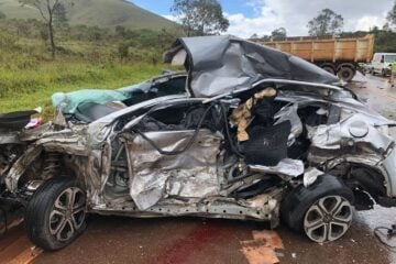 Colisão entre carros e carreta deixa dois mortos na BR-040
