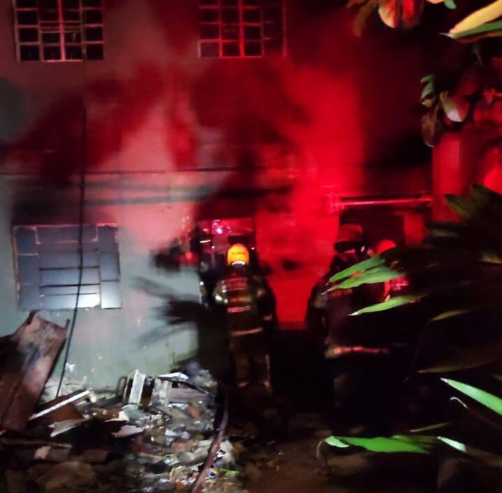 BH: incêndio destrói escola no bairro Floramar; idosa de 90 anos é resgatada pelos bombeiros