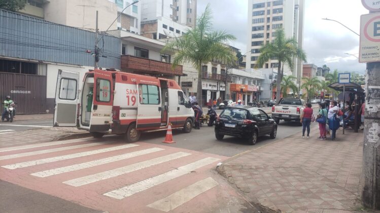 Idoso sofre queda e quase é atropelado na João Pinheiro