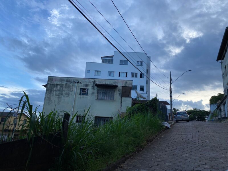 Itabira: moradores da Vila Paciência encontram cobras nas suas casas; lotes no bairro estão tomados pelo mato