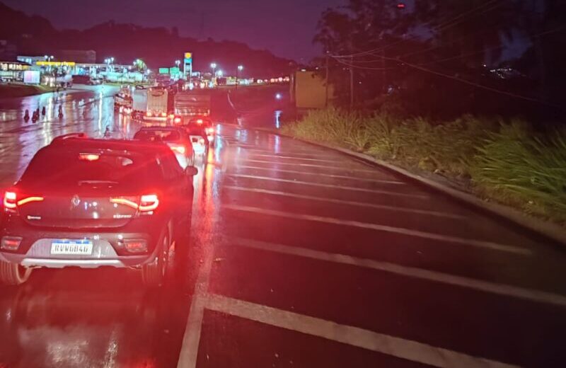 Trânsito é liberado na BR-381, em Sabará, após interdição por causa de alagamento; estrada segue congestionada