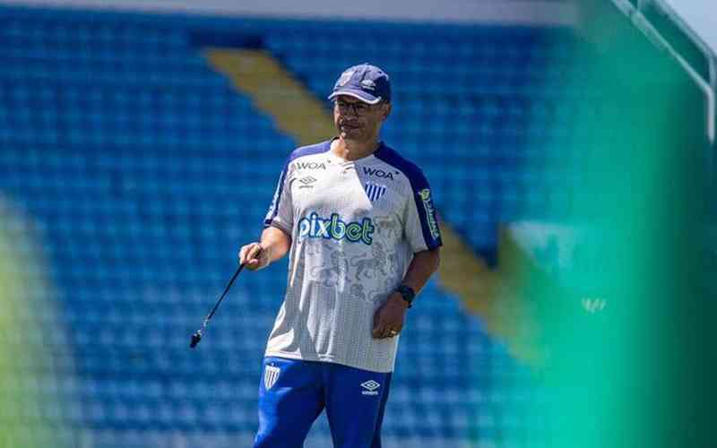 Alex responde torcedores do Avaí nas redes: ‘Crítica é sempre bem vinda’
