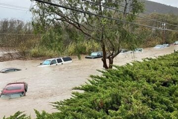 Sob tempestades, Califórnia tem queda de energia, inundação e evacua comunidade