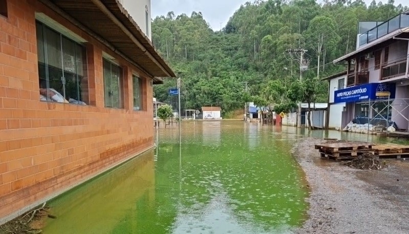 Empresa é multada em quase R$ 300 milhões por falta de limpeza em lagoa que transbordou em Capitólio