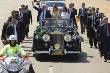 Lula é empossado e se torna presidente do Brasil pela terceira vez