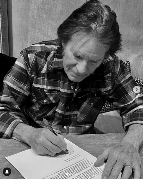 Após 50 anos de disputas judiciais, John Fogerty, do Creedence, recupera direitos sobre suas músicas