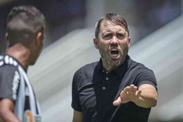 Coudet explica testes no Atlético e critica 2 pontos do futebol brasileiro