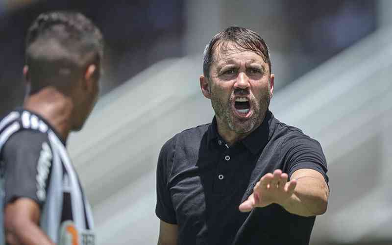 Coudet explica testes no Atlético e critica 2 pontos do futebol brasileiro