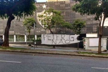 Protesto relâmpago no Atlético: faixa critica Peter Grieve em frente à sede