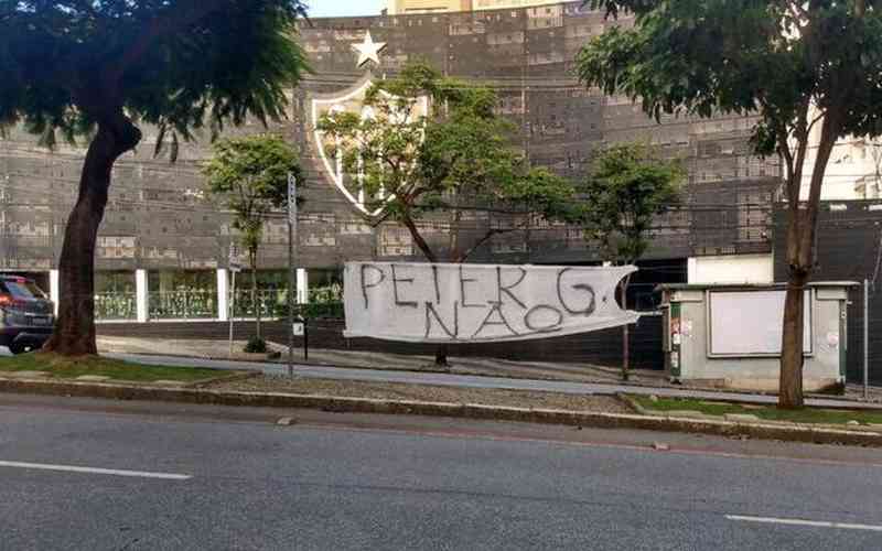 Protesto relâmpago no Atlético: faixa critica Peter Grieve em frente à sede