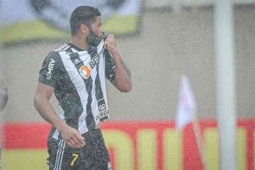 Hulk inicia temporada voando e participa de todos os gols do Atlético