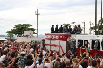 Após cortejo, Pelé é sepultado em jazigo dourado em cerimônia restrita a familiares