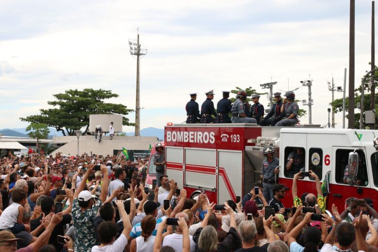 Após cortejo, Pelé é sepultado em jazigo dourado em cerimônia restrita a familiares