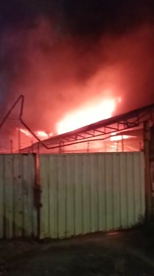 Incêndio mobiliza nove equipes do Corpo de Bombeiros em Belo Horizonte