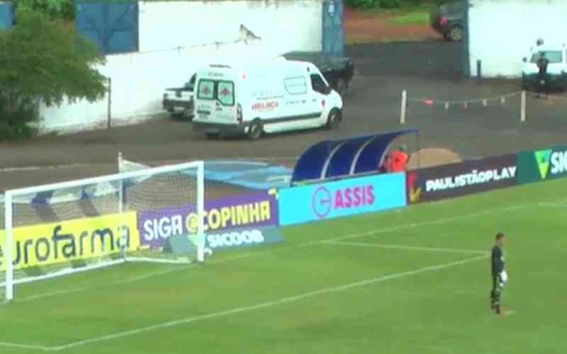 Jogador tem convulsão em partida do América na Copinha e sai de ambulância