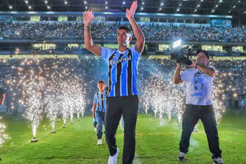 Torcida lota Arena em apresentação de Suárez no Grêmio; veja fotos e vídeos
