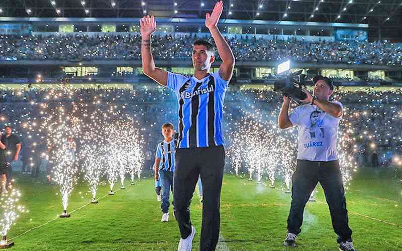 Torcida lota Arena em apresentação de Suárez no Grêmio; veja fotos e vídeos