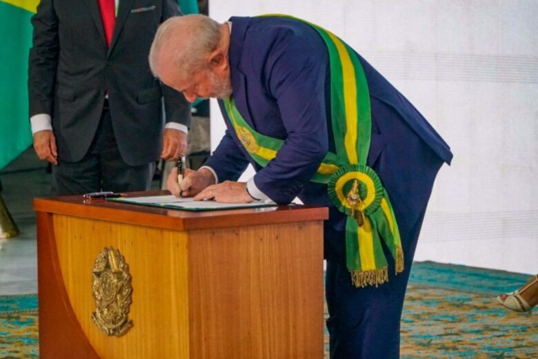 Publicados 11 decretos com ‘revogaço’ de Lula; lista inclui regulamento de armas e Fundo da Amazônia