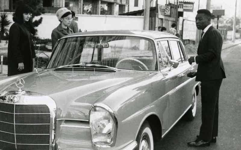 Mercedes rara de 74 que Pelé ganhou pelo gol mil ficará exposta no Memorial