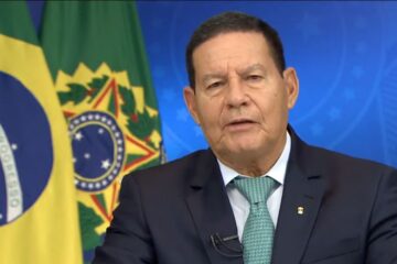 Hamílton Mourão: “Brasil muda de governo a partir de janeiro, mas não de regime”