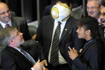 Bola autografada por Neymar desaparece após ataque bolsonarista em Brasília