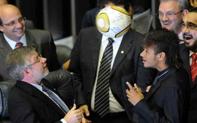 Bola autografada por Neymar desaparece após ataque bolsonarista em Brasília